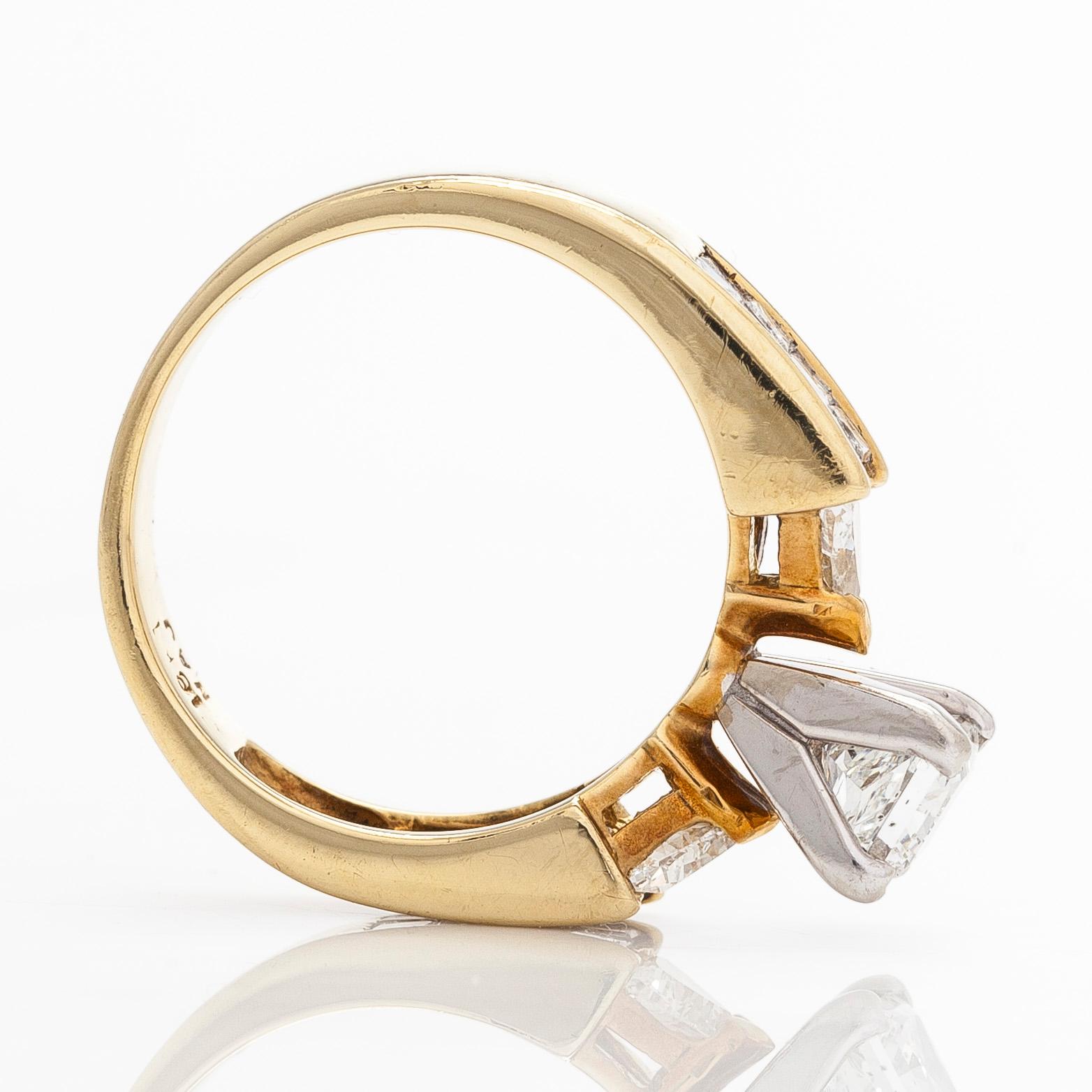 Sormus, 18K kultaa jossa princess- sekä kolmionmuotoon hiottuja timantteja.