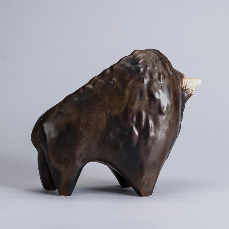 KERAMIKSKULPTUR. Bisonoxe. Sign. T.K, Arabia.