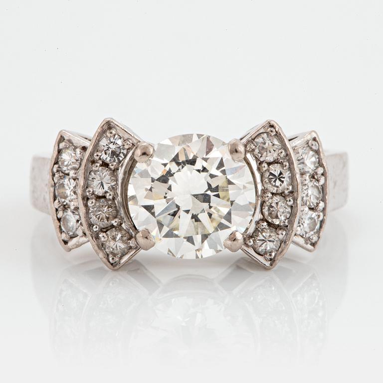 Ring 18K vitguld med en gammalslipad diamant ca 1.50 ct kvalitet ca J vs.
