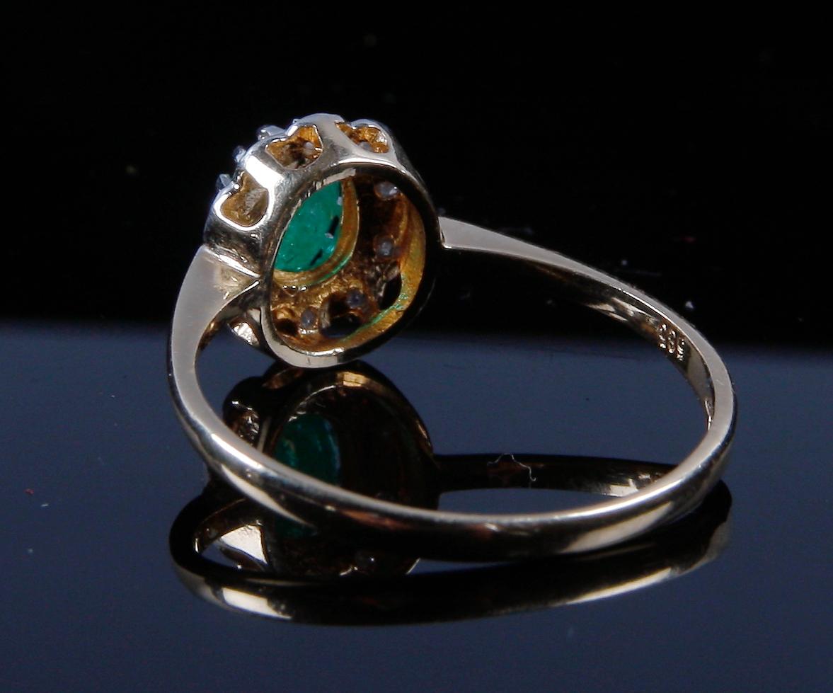 RING, 14 K guld, smaragd samt 10 diamanter.