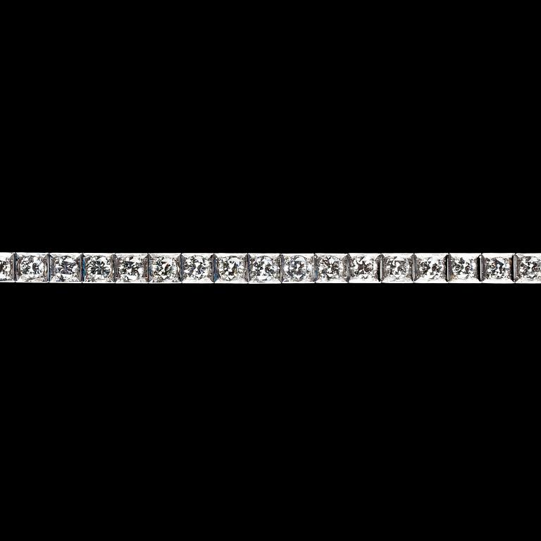 ARMBAND, 29 briljantslipade lätt graderade diamanter, tot. ca 7.50-8 ct. 1970-tal.