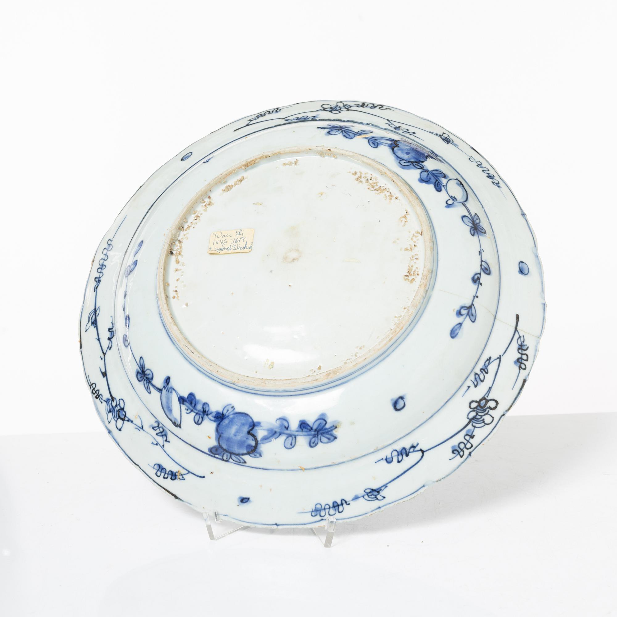 A Chinese blue and white porcelain dish, Ming dynasty, Wanli (1572-1620).