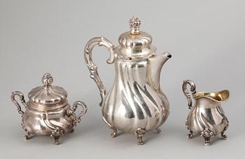 KAFFESERVIS, 3 delar, silver, rokokostil, bla Tyskland. 1900-talets första hälft. Totalvikt 640 gram.