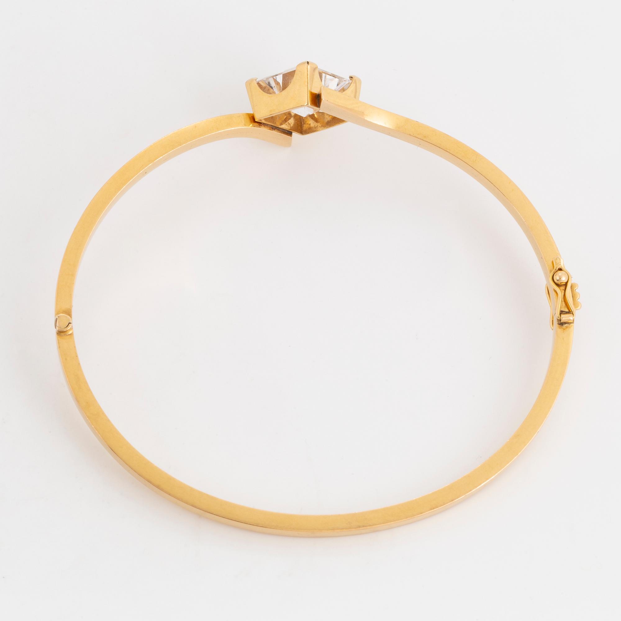 ARMRING, 18K guld och syntetisk vit spinell.