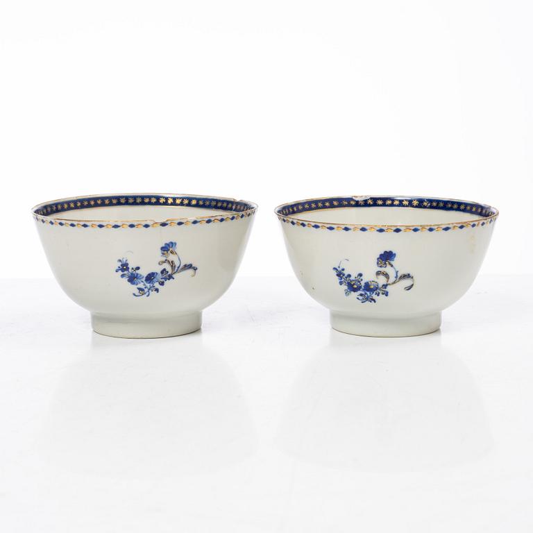 Parti, porslin samt fat i emalj på koppar, nio delar. Qingdynastin, 1700-tal.