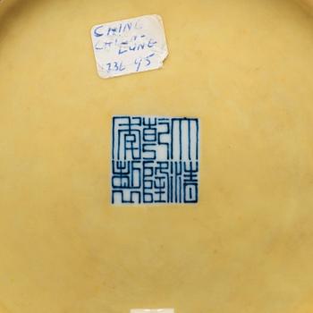 A yellow glazed blue and white dish, Republic with Qianlongs six character mark.