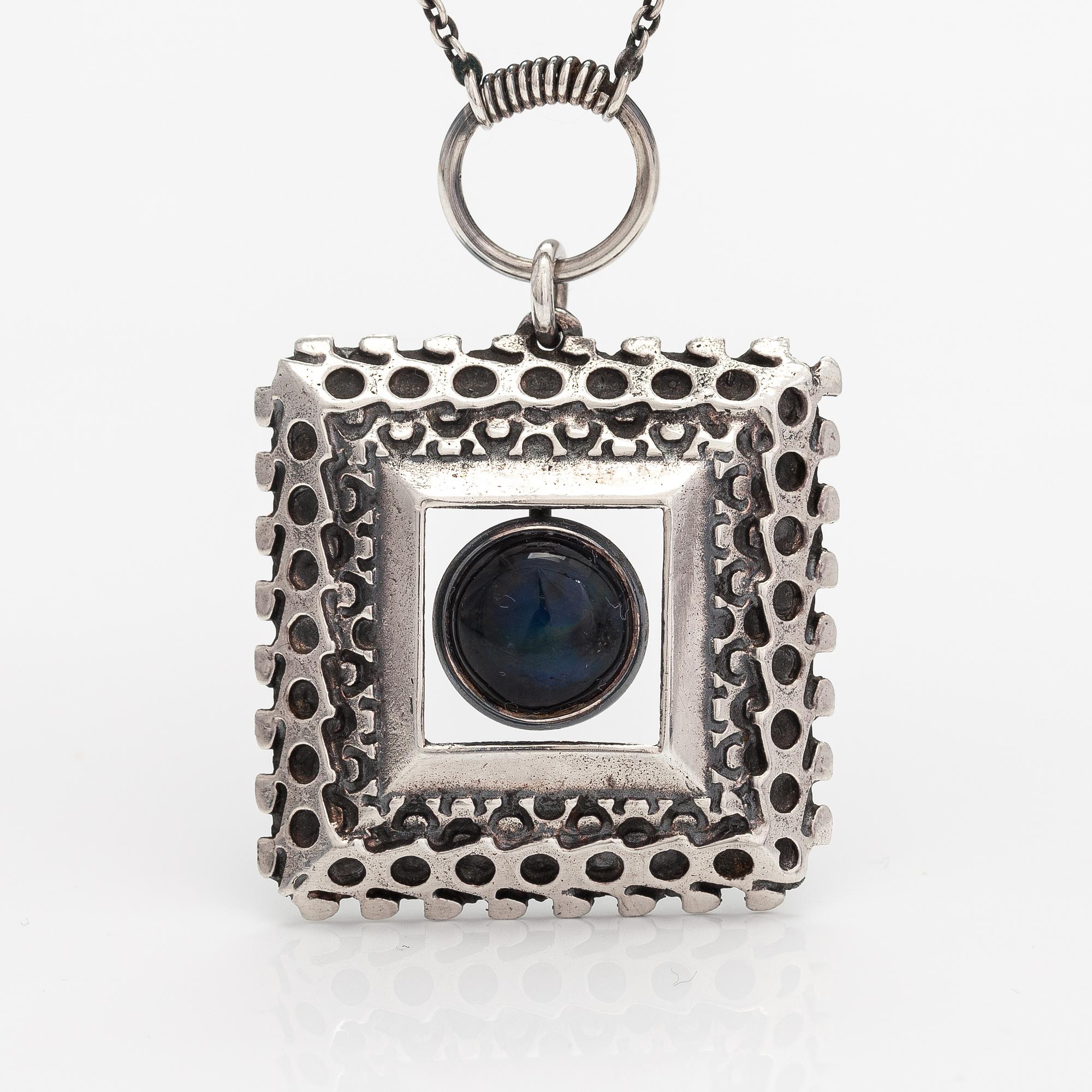 Pentti Sarpaneva, A silver necklace with a spectrolite, model 1413. Kalevala Koru, Helsinki 1968.