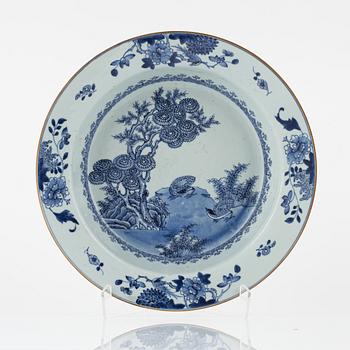 Tvättfat, porslin. Qingdynastin, Qianlong (1736-95).