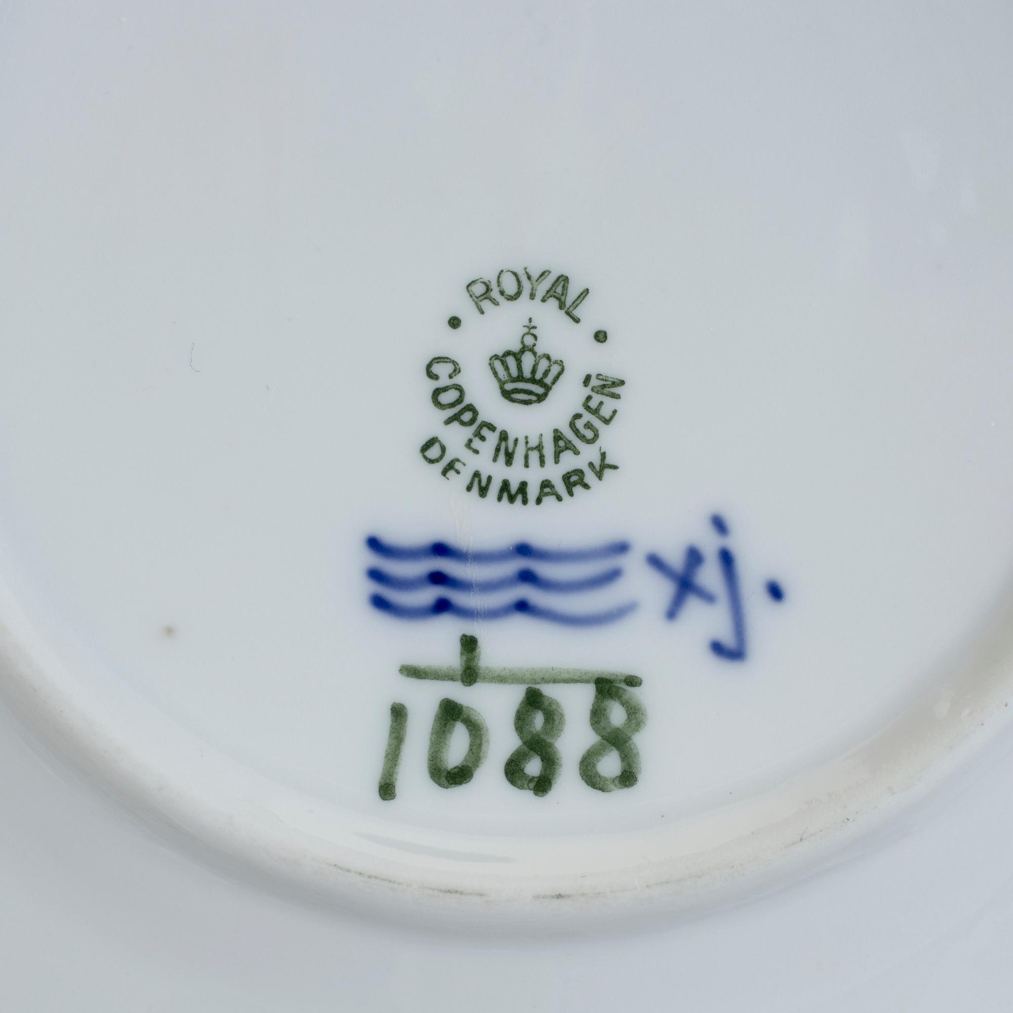 SERVISDELAR, 33 stycken, porslin, "Musselmalet", Royal Copenhagen.