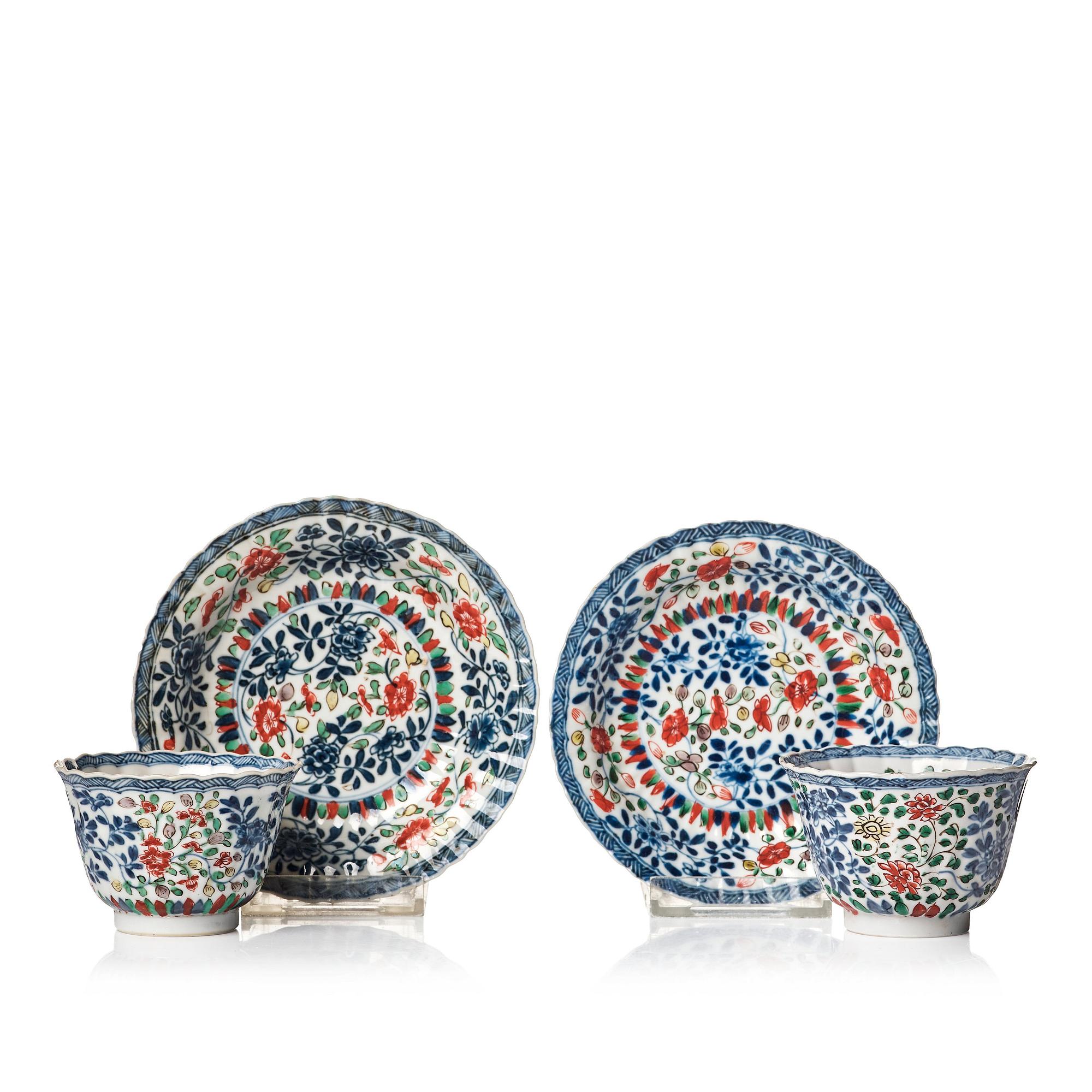 A pair of famille verte cups with stands, Qing dynasty, Kangxi (1662-1722).