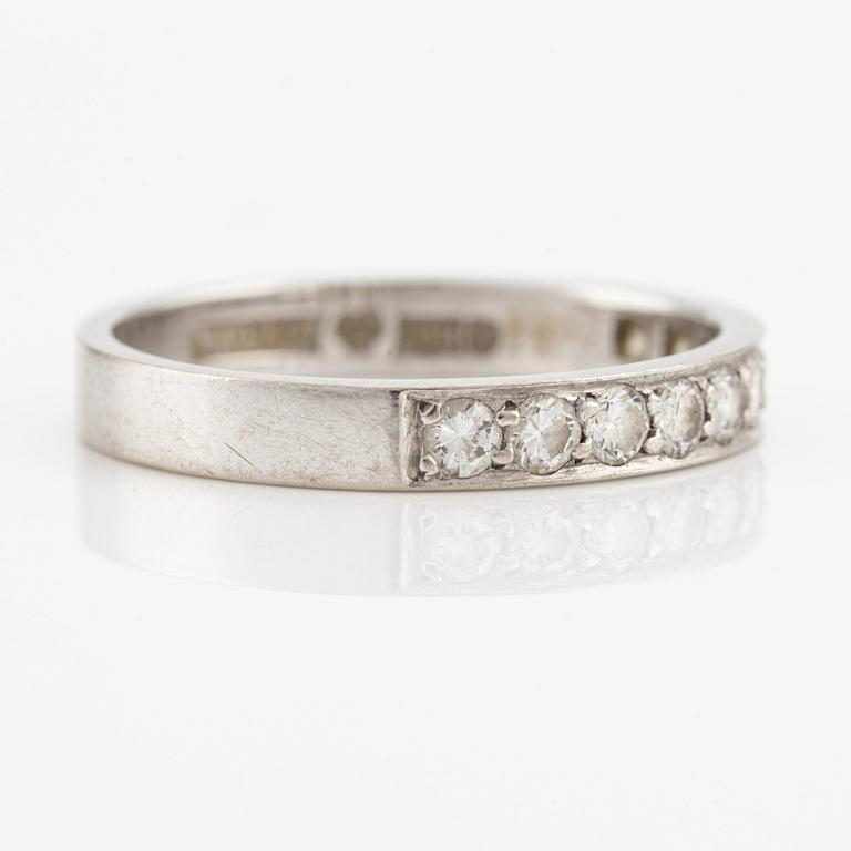 Ring, 18K vitguld med briljantslipade diamanter.