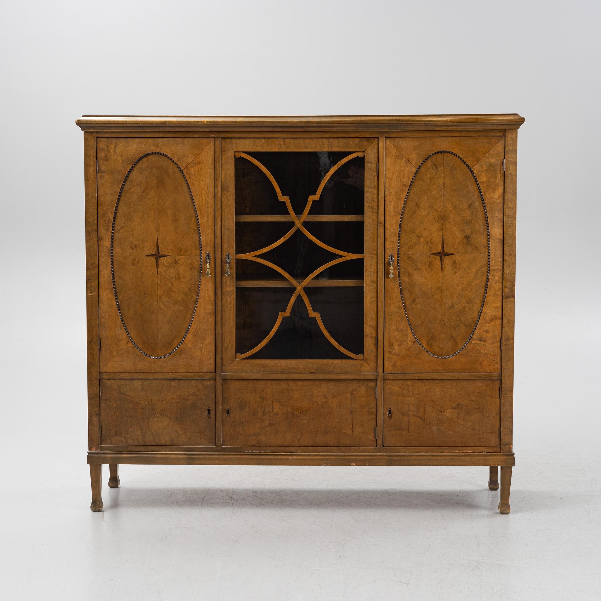 Vitrinskåp, 1900-talets första hälft.