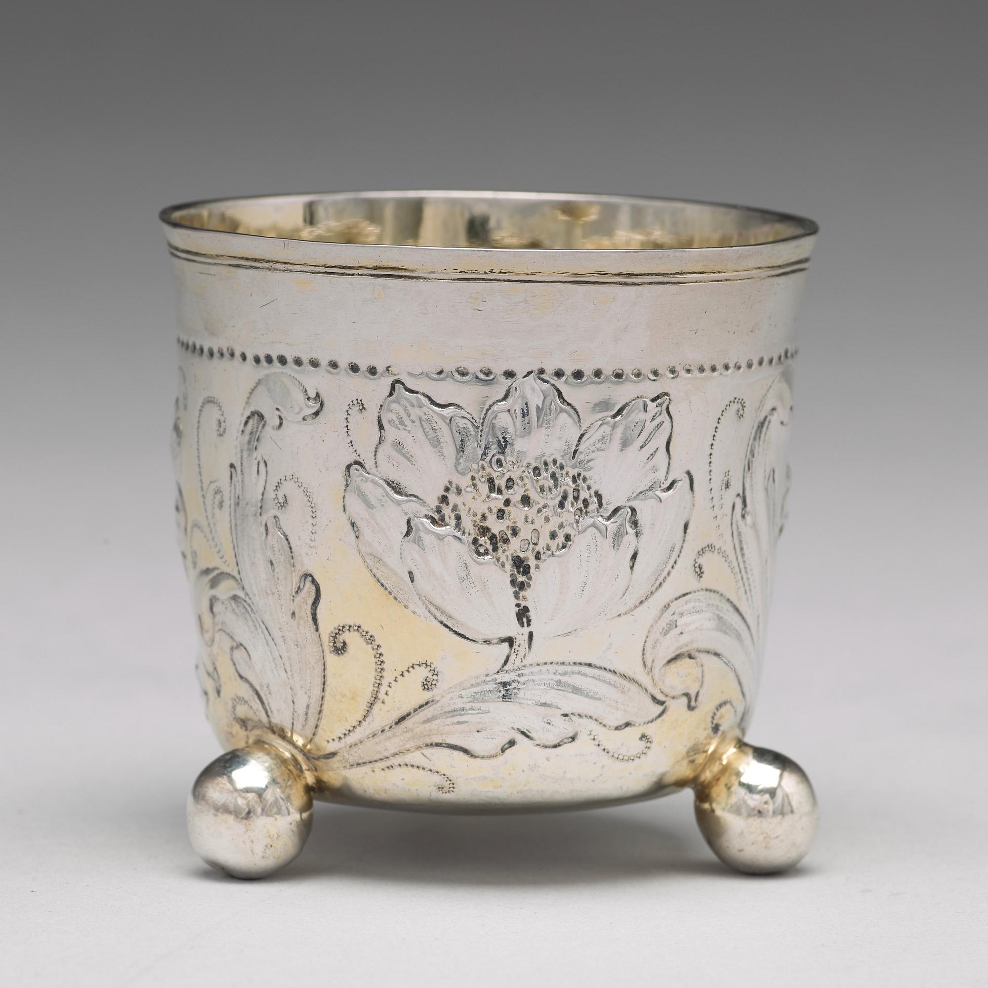 Hieronymus Peller, bägare på kulfötter, silver, Nürnberg (verksam 1662-1677/86). Barock.