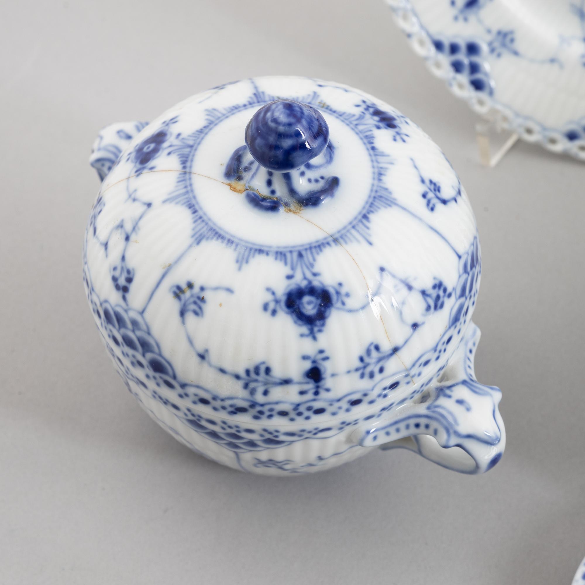 Matservis, 84 delar, porslin, "Musselmalet", Royal Copenhagen, Danmark.