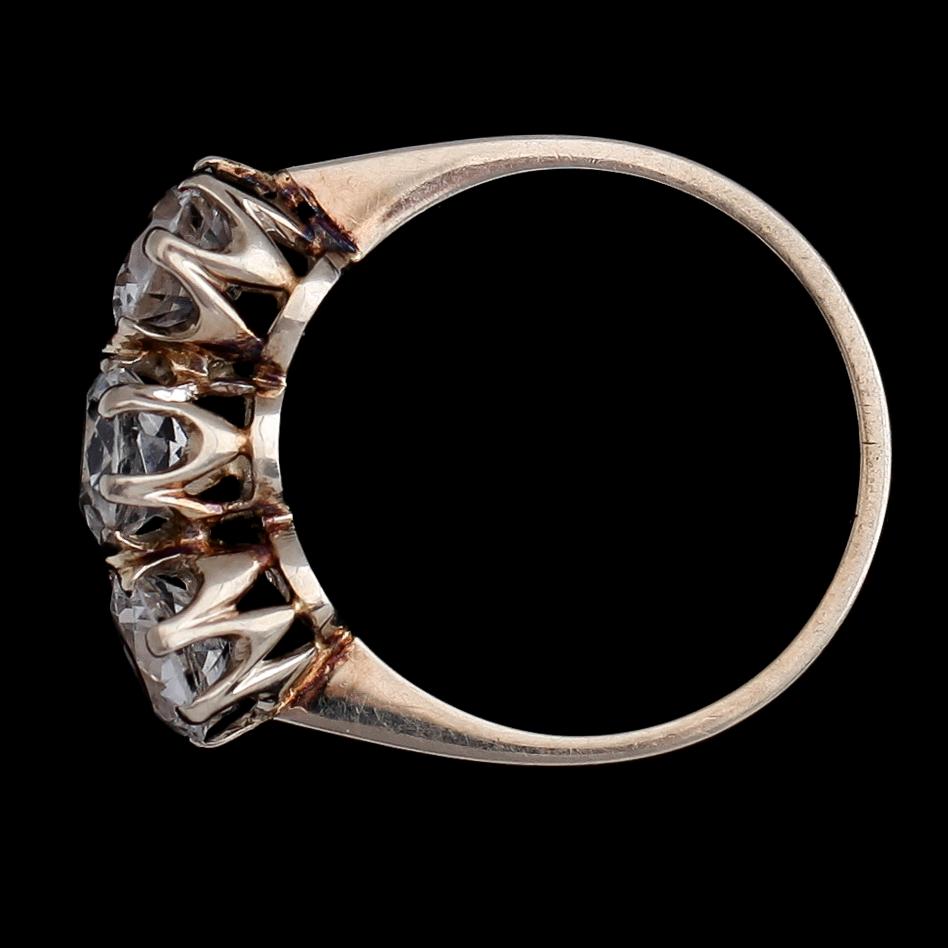RING, 18 k vitguld, med 3 vita stenar. Total vikt ca 3 g.
