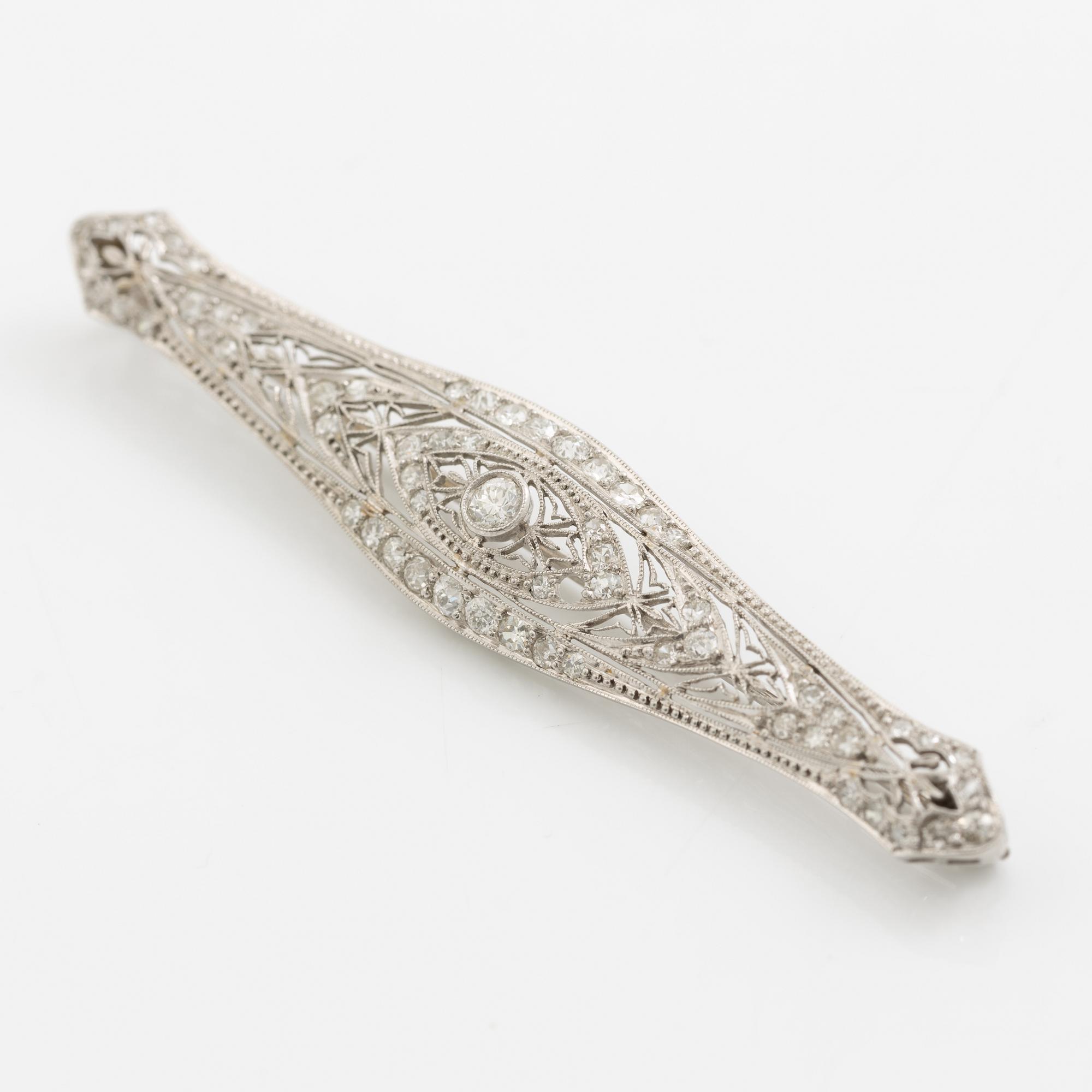 Brooch, Art Deco, platinum with brilliant-cut diamonds, old cut, first half of the 20th century.