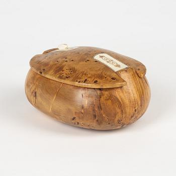 A birch box by Thomas Marainen, signerad.