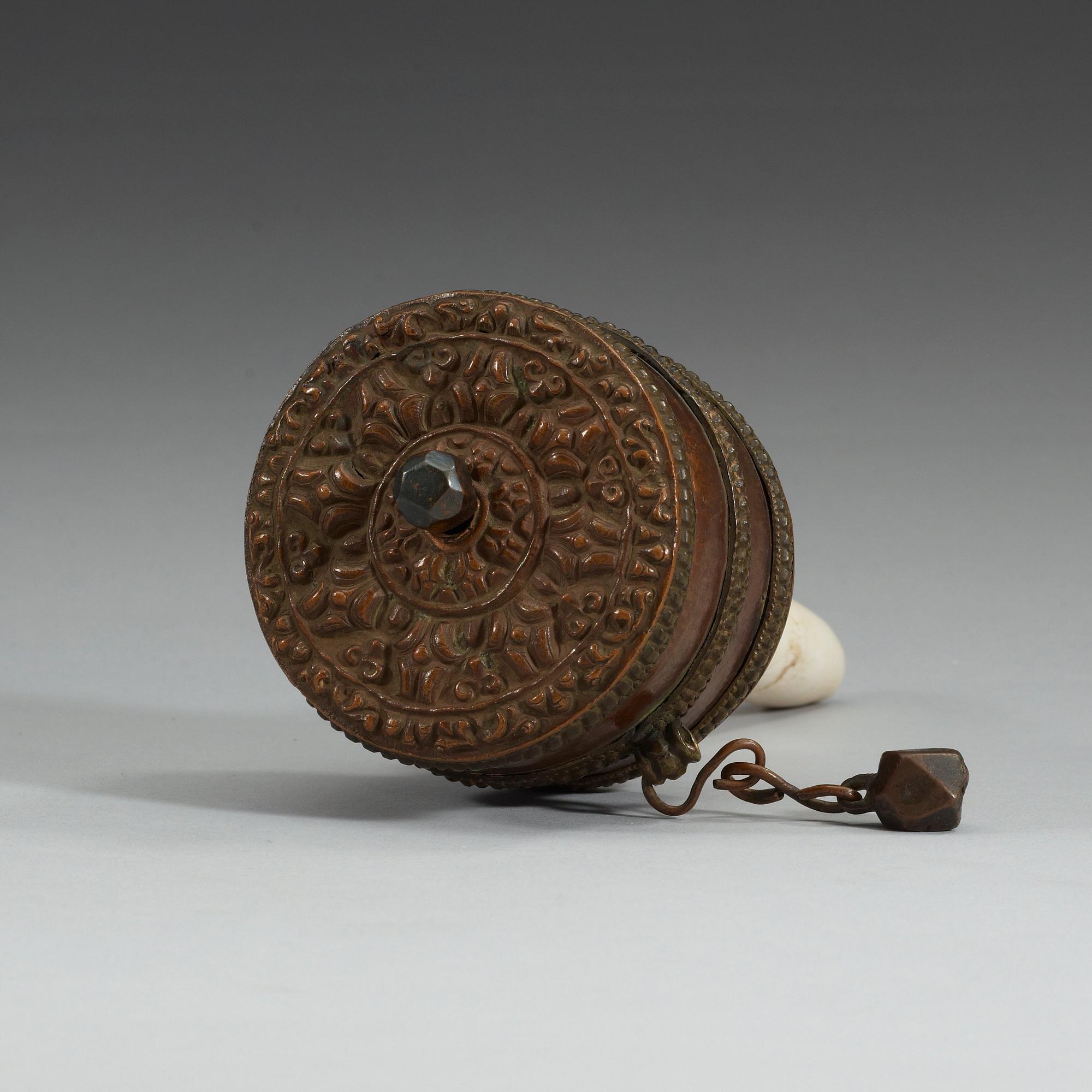 BÖNERULLE, koppar, ben och pergament. Tibet/Nepal, sent 1800-tal.