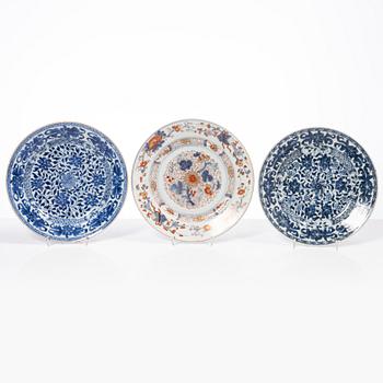 A set of three Chinese Export dishes, Qing dynasty, 18th century.