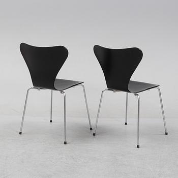 Arne Jacobsen, stolar 12 st, "Sjuan", Fritz Hansen, daterade 2003.