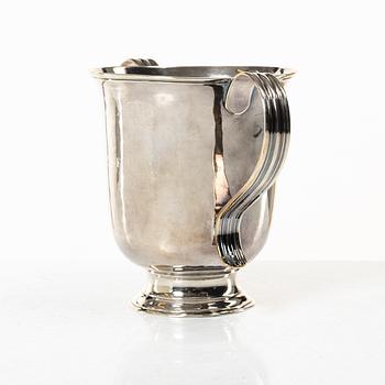 An English silver porringer, mark of Benjamin Cartwright I, London 1760.