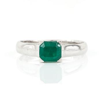 RING, 18K vitguld med smaragdslipad smaragd tot 0,77 ct. Vikt 3,01 gram.