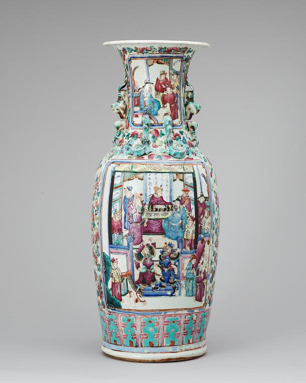 A large vase, Qing dynasty, 19th century.