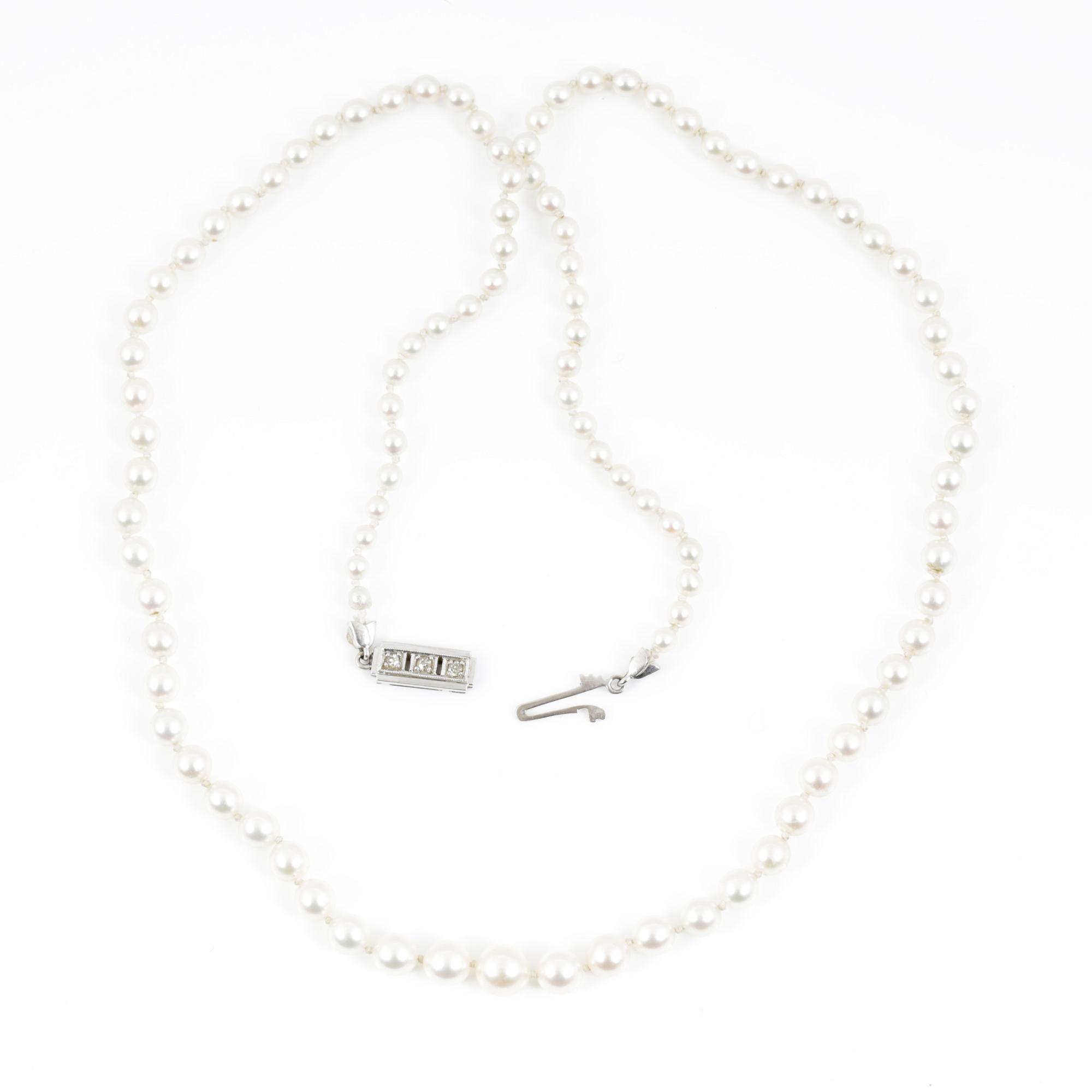 COLLIER, med odlade saltvattenspärlor samt diamanter, 14K vitguld. 1900-talets första hälft.