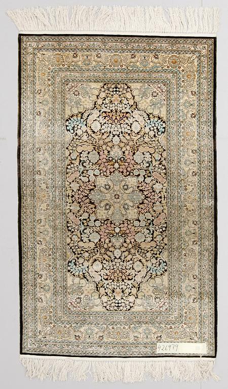 MATTA, orientalisk, silke, ca 155 x 95 cm.