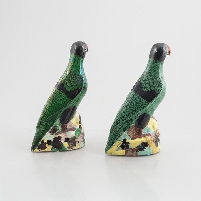 A pair of large Chinese porcelaine figures of parrots, 20th century.