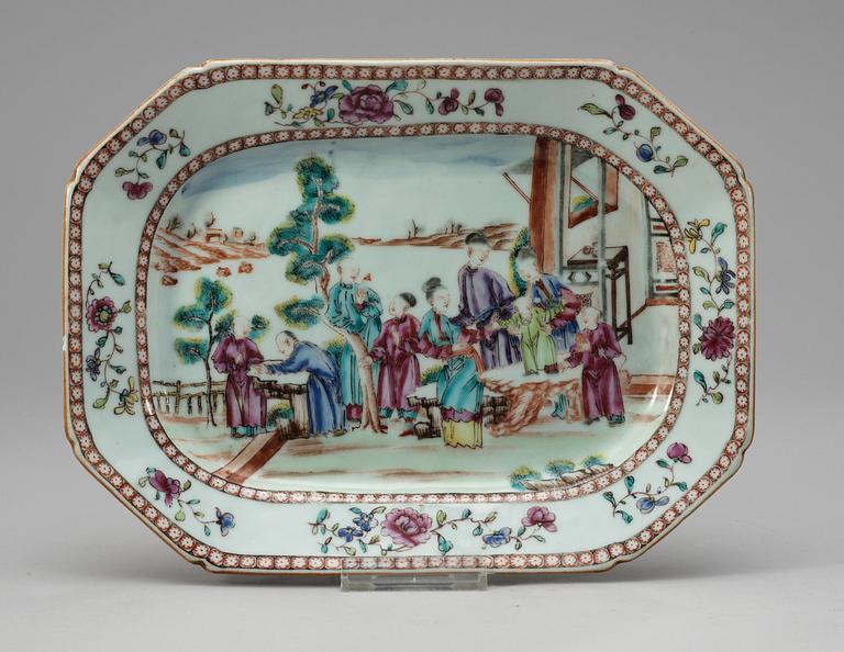 A famille rose serving dish, Qing dynasty, Qianlong (1736-95).