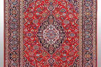 A carpet, Kashan, ca 354 x 251 cm.