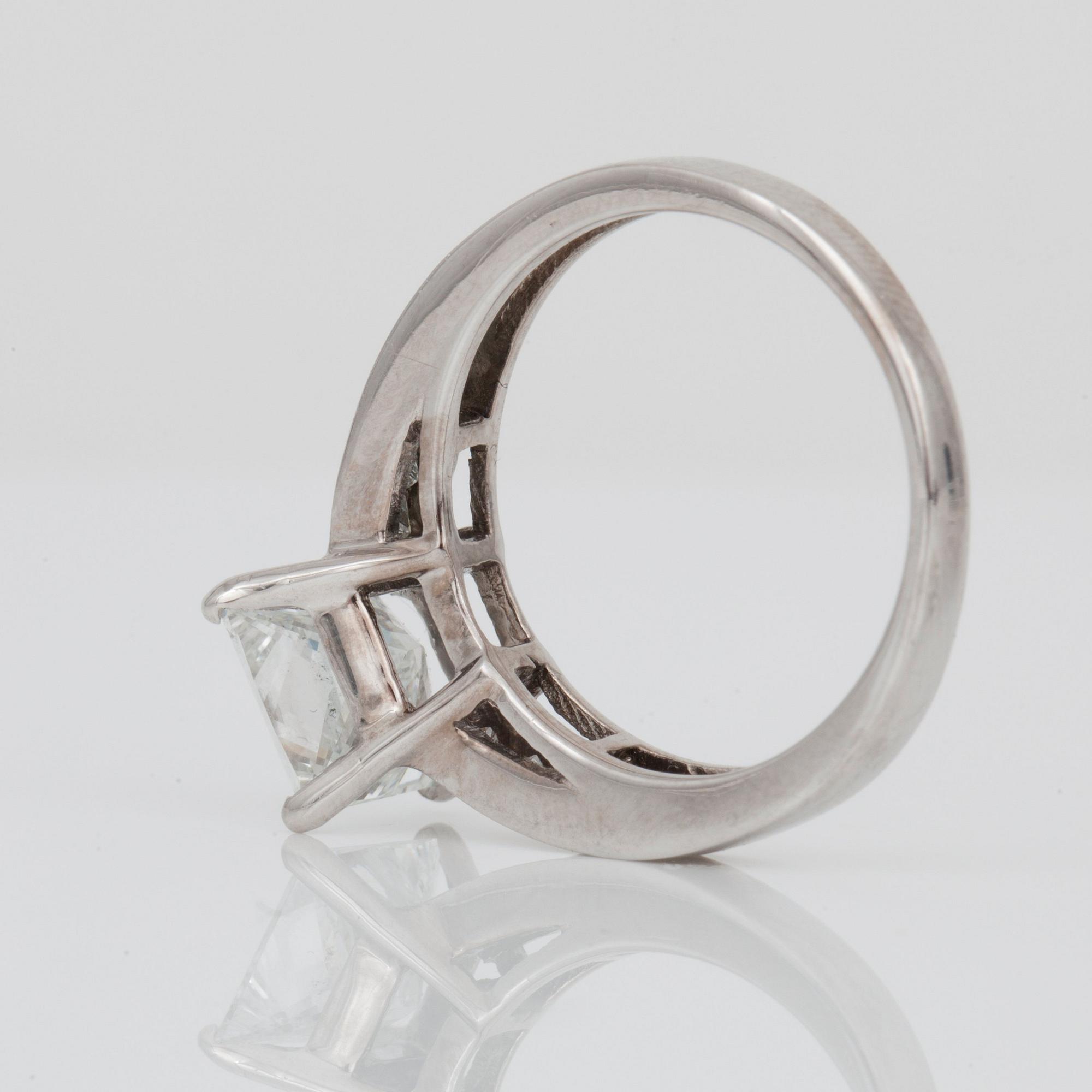 RING med prinsesslipade diamanter ca 2.50 ct.