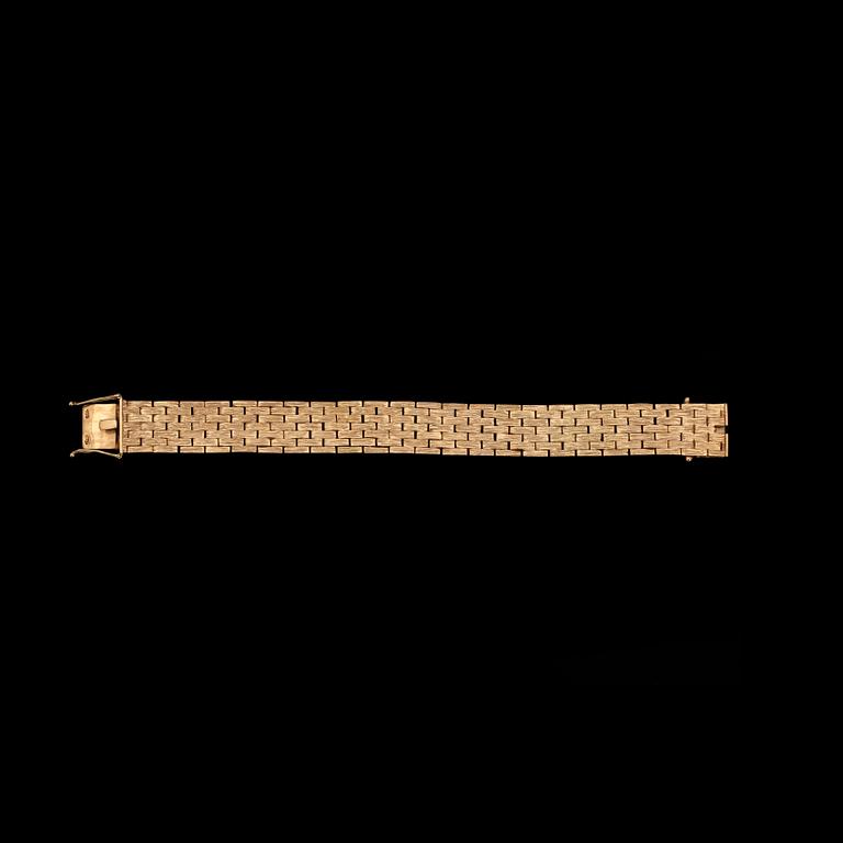A gold bracelet. 18k gold. Weight 103 g.