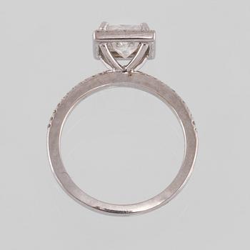 RING, 18K vitguld med prinsesslipad diamant 1.09 ct samt briljantslipade diamanter 0.25 ct. Vikt 3,5 gram.