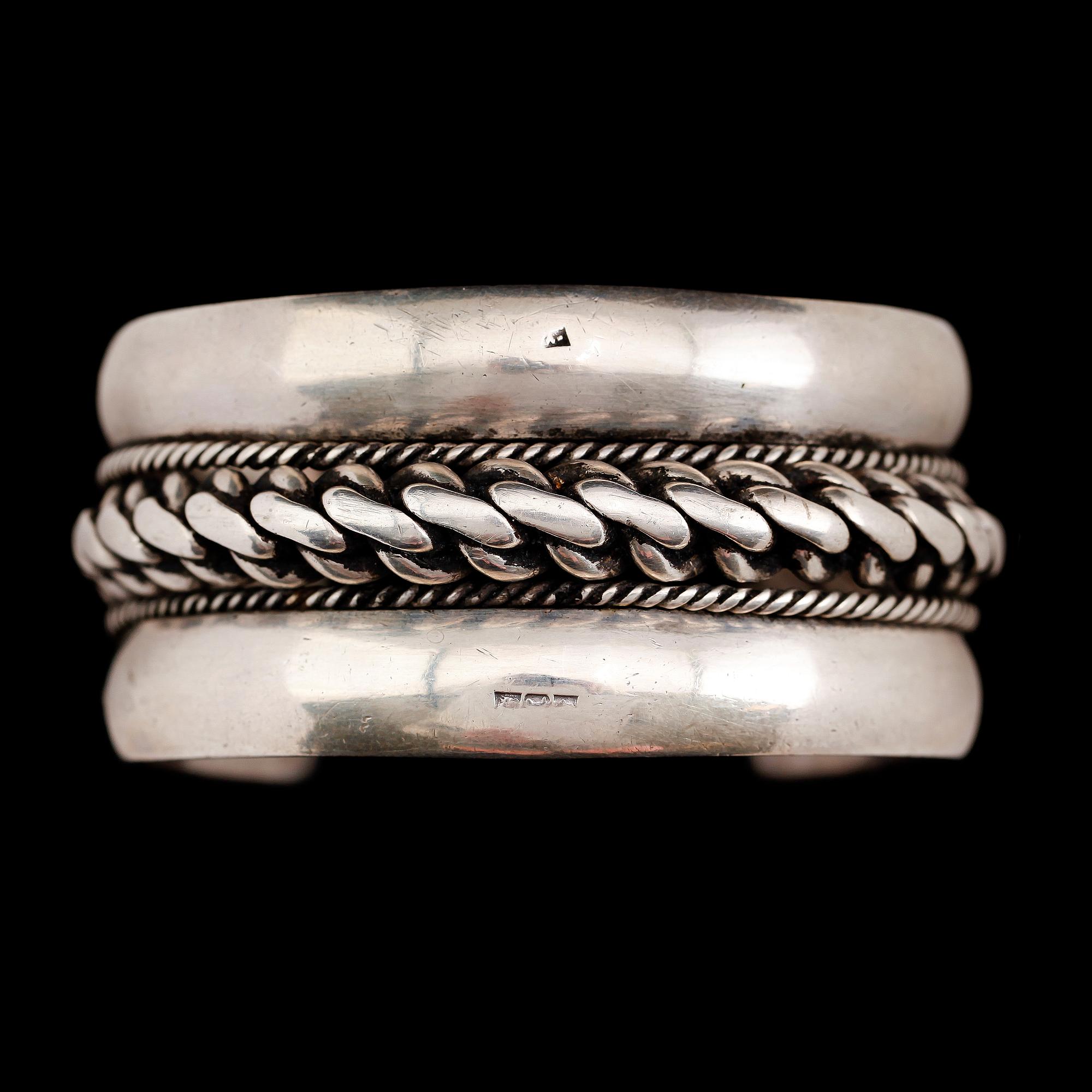 ARMBAND, silver, otydliga stämplar, 1900-talets andra hälft. Vikt ca 157 gram.