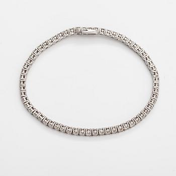 A 14K white gold tennis bracelet with ca. 6.10 ct of diamonds. With AIG certificate.