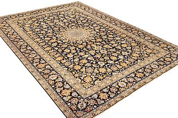 A Kashan carpet, a. 405 x 290 cm.