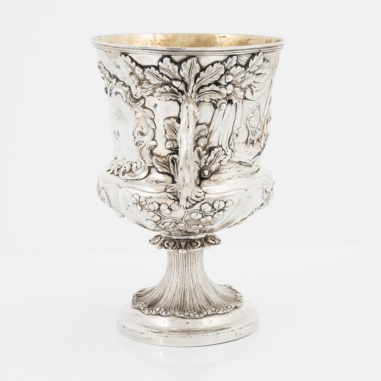 An English silver cup, London 1831.