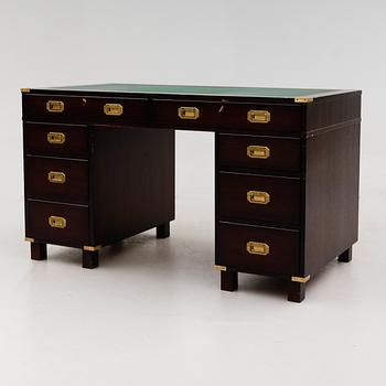 SKRIVBORD, engelsk stil, 1900-talets senare del.