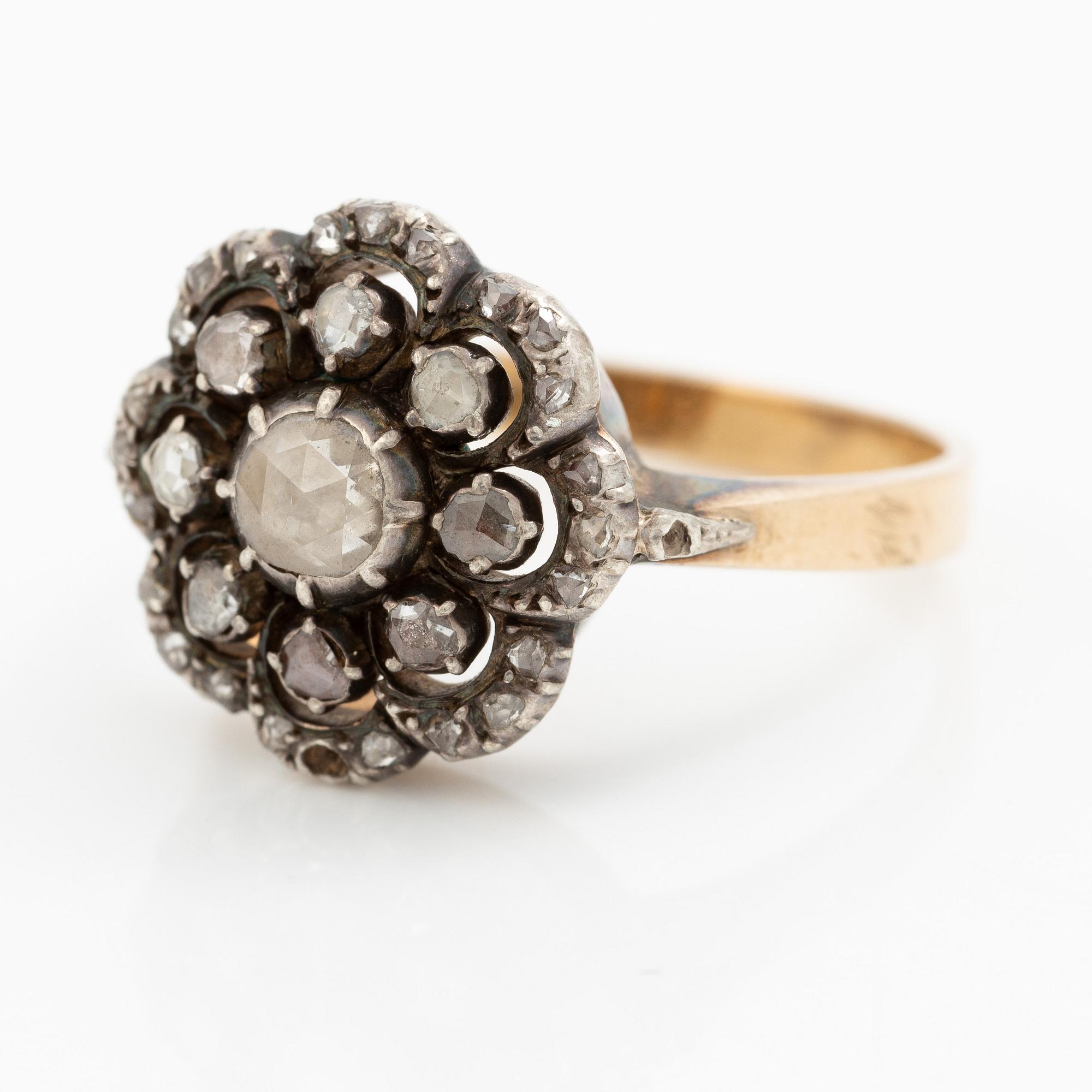 Ring, 18K guld och silver med rosenslipade diamanter, delvis omkring sekelskiftet 1900.