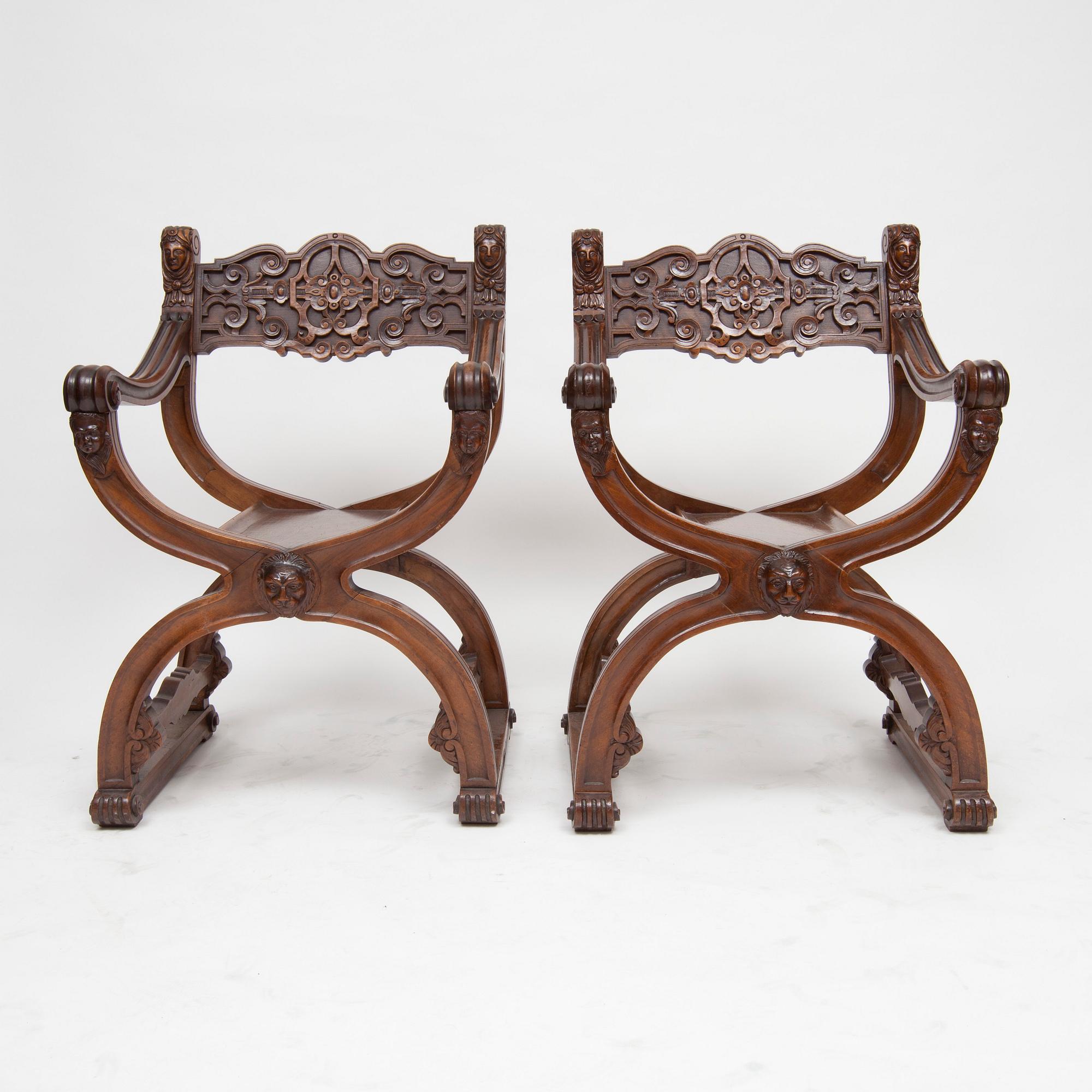 KARMSTOLAR ett par, s.k. "Dantestol", nyrenässans, 1900-talets första hälft.