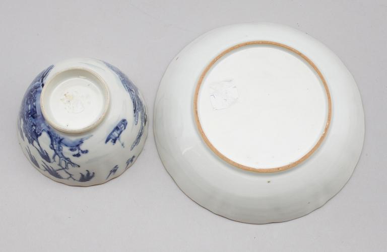 TESKÅLAR, 4 st, SAMT FAT, 2 st, snarlika, porslin, Kina, 1700-tal.