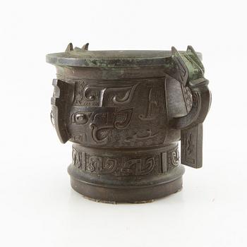 Rökelsekar, brons. Qingdynastin, 1700-/1800-tal.