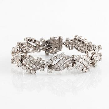 An 18K white gold bracelet set with round brilliant-cut diamonds.