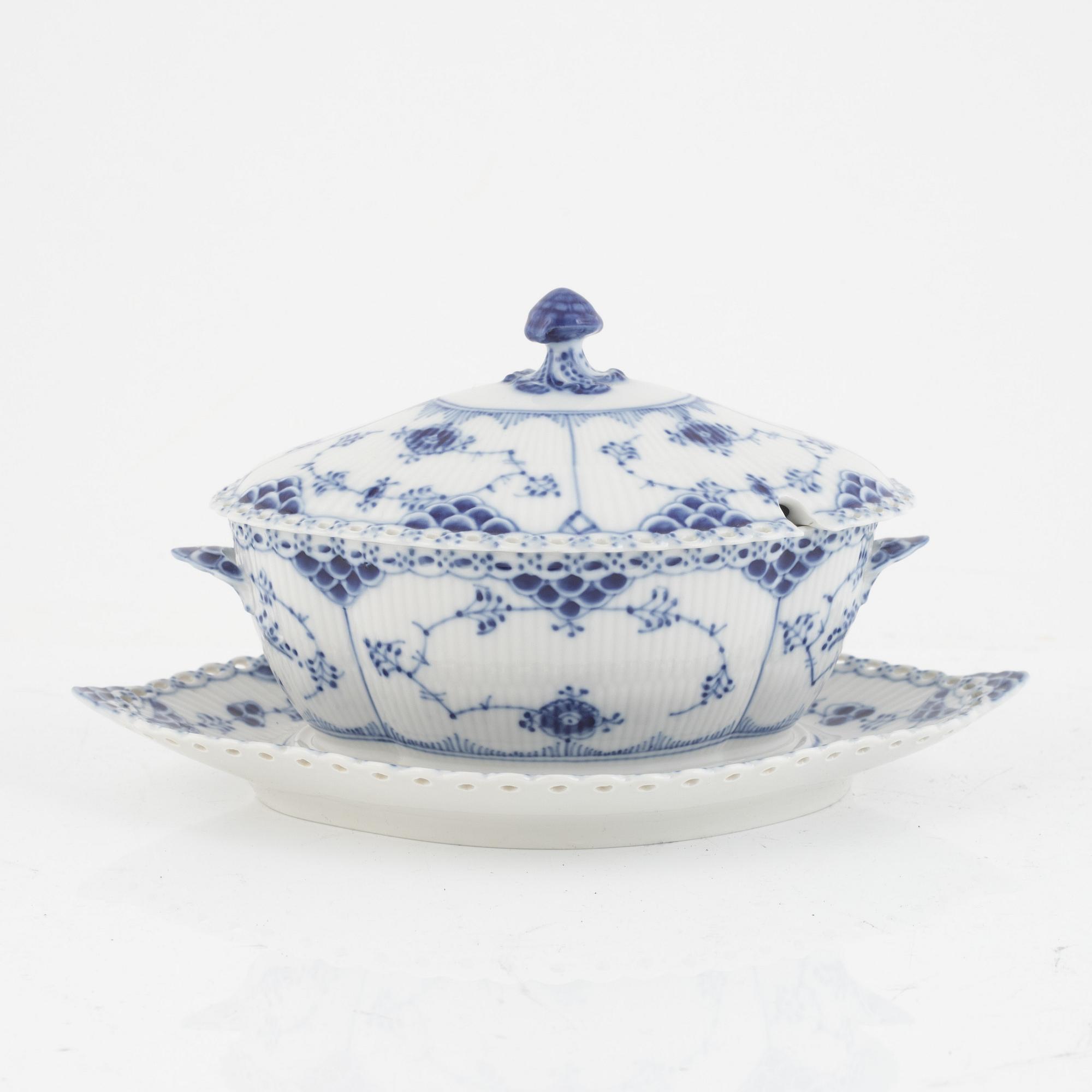 Servisdelar, porslin, 5 st, "Musselmalet", Royal Copenhagen, Danmark.
