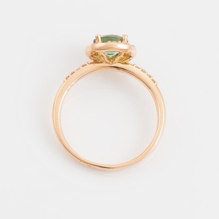 Ring with green tourmaline and brilliant-cut diamonds.