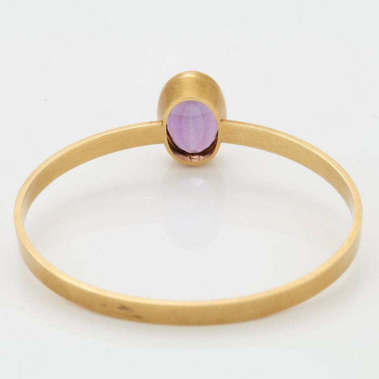 Wiwen Nilsson, an 18k gold bangle with a facet cut amethyst, Lund 1968.