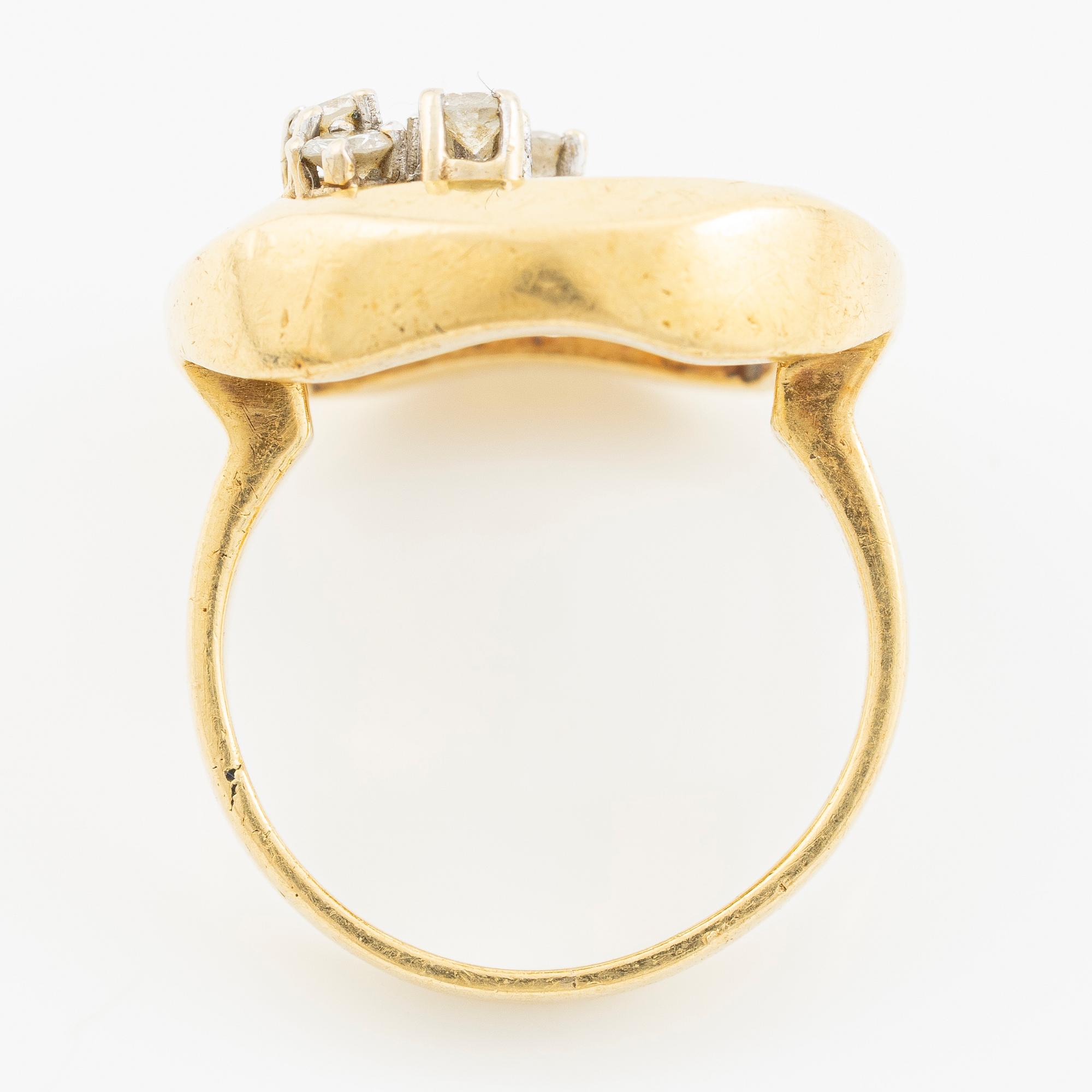Ring in 18K gold set with round brilliant-cut diamonds.