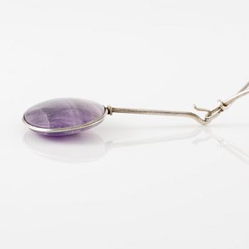 Vivianna Torun Bülow-Hübe, halsring med hänge, sterlingsilver och ametist, för Georg Jensen.
